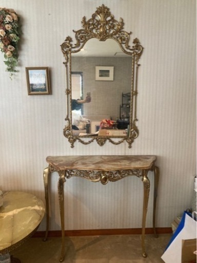 壁掛け鏡とテーブル