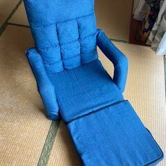 アイリスプラザ リクライニング座椅子（青色・ネイビー）の画像