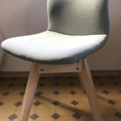 【無料】テーブルと回転椅子　セットの画像