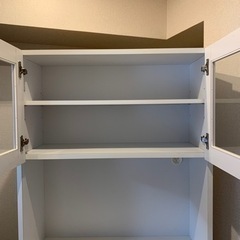 白の食器棚の画像