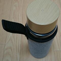 【無料】3COINS「クリアボトル 温・冷どちらも可530ml」300円と「ボトルカバー」100円のセット 水筒 ウォーターボトル 受付終了になっていない限りは気長に募集中の画像