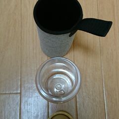 【無料】3COINS「クリアボトル 温・冷どちらも可530ml」300円と「ボトルカバー」100円のセット 水筒 ウォーターボトル 受付終了になっていない限りは気長に募集中の画像