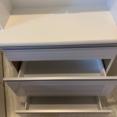 白の食器棚の画像