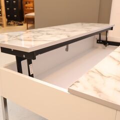 dinos(ディノス)取り扱いの天板下に収納スペースを備えた大理石調リフティングテーブルです。ソファでくつろいだまま使いやすい高さにできる便利な可動式コーヒーテーブルです♪ 在宅ワークなどにも便利！の画像