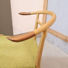 飛騨高山の家具メーカーnissin(日進木工)のWHITE WOOD(ホワイトウッド) ダイニングチェア2脚セットです。アームのウォールナット材が特徴的な椅子。北欧スタイルや和モダンなどにもオススメ♪の画像