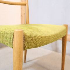 飛騨高山の家具メーカーnissin(日進木工)のWHITE WOOD(ホワイトウッド) ダイニングチェア2脚セットです。アームのウォールナット材が特徴的な椅子。北欧スタイルや和モダンなどにもオススメ♪の画像