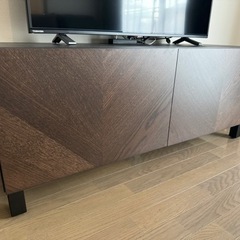 IKEAベストー　扉付きテレビ台