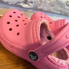 crocs（クロックス）　サンダル（ボア付）　c7（15cm）　薄ピンクの画像