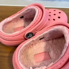 crocs（クロックス）　サンダル（ボア付）　c7（15cm）　薄ピンクの画像