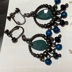 ダークブルー×グレーのイヤリングの画像