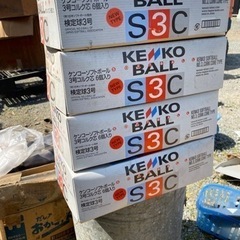 金属バットとソフトボールの画像
