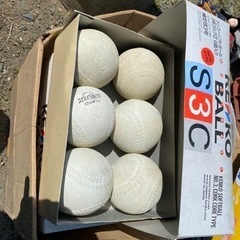 金属バットとソフトボールの画像