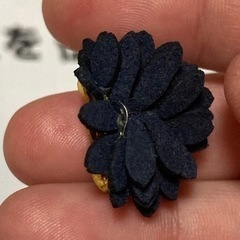 ハンドメイド品、フラワーポンポンイヤリングの画像