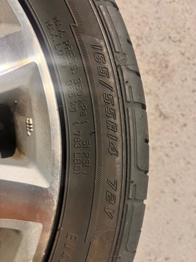 車のパーツ タイヤ、ホイール