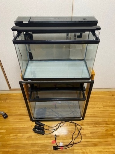 GEX 60センチ水槽×2 水槽台×1  上部フィルター×2 ライト×2 ヒーター×3水槽台用板×3 ガラス蓋×2 電源コード収納箱×1　木製台×1