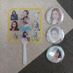 TWICE　トゥワイスのCDとDVDと缶バッジの画像