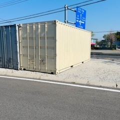 コンテナ。　片方アルミ　鉄の方は遮熱塗料塗布済みの画像