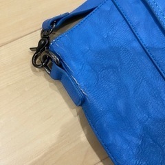 【痛みあり】フランスで買ったバンドバッグ　青　合皮の画像