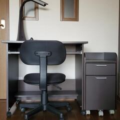 パソコンデスク、デスクワゴン、チェア、LEDライト　４点セットの画像