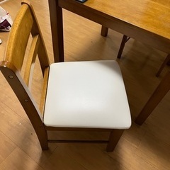 テーブルと椅子の画像