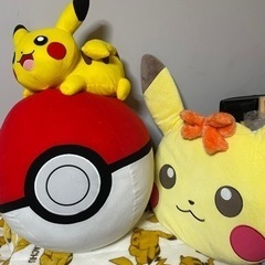ピカチュウ特大ぬいぐるみとフェイスクッション