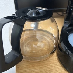 コーヒーメーカー、湯沸かしポット、アイロン、アイロン台、ダイソー折りたたみケースx4の画像