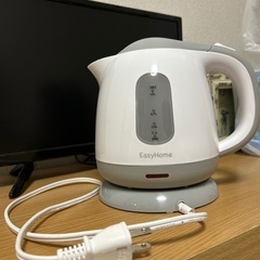 コーヒーメーカー、湯沸かしポット、アイロン、アイロン台、ダイソー折りたたみケースx4の画像