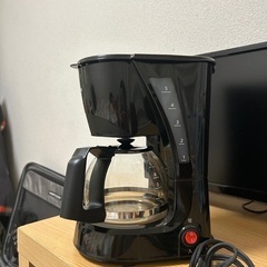 コーヒーメーカー、湯沸かしポット、アイロン、アイロン台、ダイソー折りたたみケースx4の画像