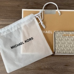 MICHAEL KORSの折りたたみ財布の画像