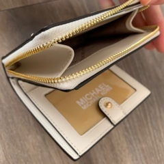 MICHAEL KORSの折りたたみ財布の画像