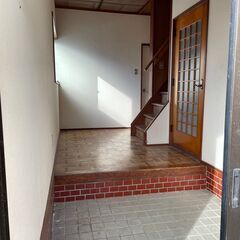（契約者さん、決まりました！）【好立地！！掘り出し物件】滋賀県長浜市南高田町・長浜市のほぼ中心地！買い物も飲食店へも、市役所へも小中学へも徒歩圏内。ペットOK！DIY可能、民泊、社宅、事務所・店舗OK。使用用途はご相談ください！駐車場付き、2階建て一軒家！！ （売却要相談） - 長浜市