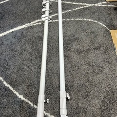 ハンガーラック、突っ張り棒、間仕切りカーテン、IKEAネスナサイドテーブルの画像