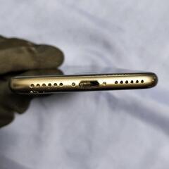 iPhone8本体、充電器、スマホケースの画像