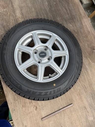 車のパーツ タイヤ、ホイール