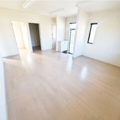 【大家直付けでお得に借りちゃう店舗！】トラックも駐車可能‼約20帖のオフィスに居住用の1LDK！お仕事と住まいを兼用できるので、お得な物件です！！ - レンタルオフィス