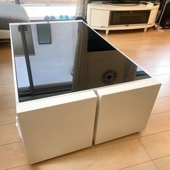 白黒ベースのモダンテーブル(収納多)