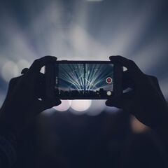 【未経験OK!! 急募!!】ライブ当日のメンバーの様子をスマホで...