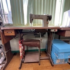 ブラザー製TA2-B623型の職業用足踏みミシンです。