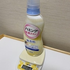 【他の商品お取引きの方無料】中古、残量容器込みで約280g　ハミング 素肌おもい 無香料 柔軟剤 本体 600mlの画像
