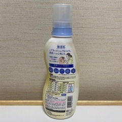 【他の商品お取引きの方無料】中古、残量容器込みで約280g　ハミング 素肌おもい 無香料 柔軟剤 本体 600mlの画像