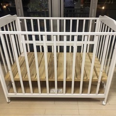 ベビーベッド　KATOJI 白の画像