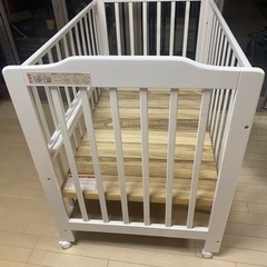 ベビーベッド　KATOJI 白の画像