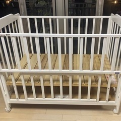 ベビーベッド　KATOJI 白の画像
