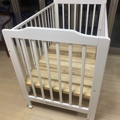 ベビーベッド　KATOJI 白の画像