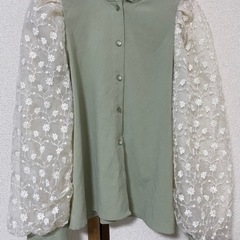 袖が白いお花柄の緑シャツ