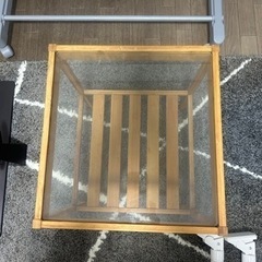 ハンガーラック、突っ張り棒、間仕切りカーテン、IKEAネスナサイドテーブルの画像