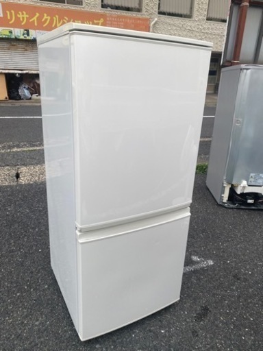 北九州市内配送無料 保証付き シャープ SHARP SJ-D14B-W [冷蔵庫(137L