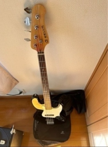 ベースギターとアンプ
