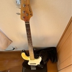 ベースギターとアンプ