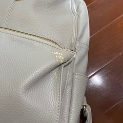 くすみグレーのリュックの画像